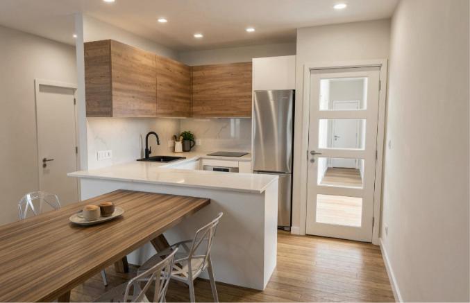 Cocina en U con frentes de madera y barra de comedor